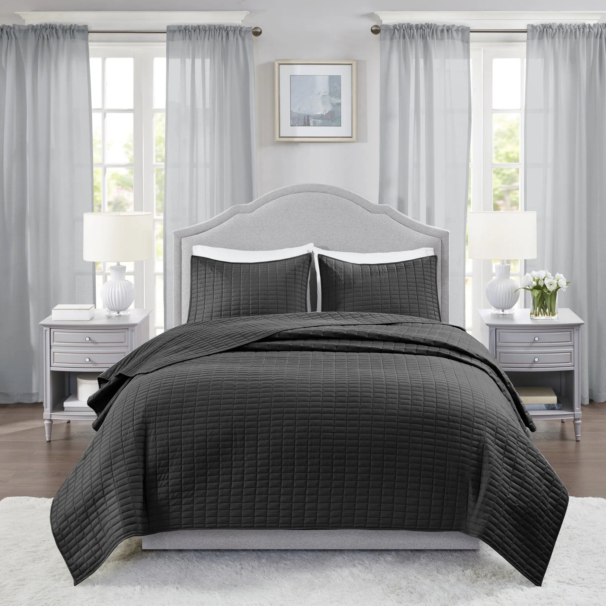 Kienna 3-Piece King Size Quilt Set, All Season Bedding Set with 2 Pillow Shams, Black Solid Print